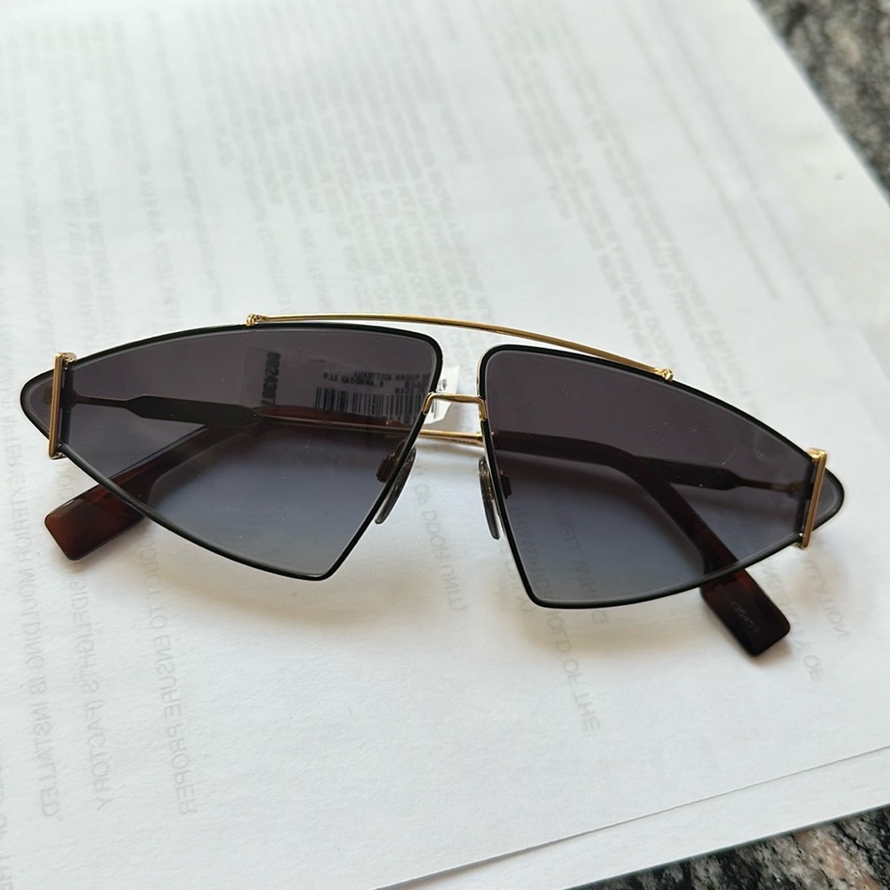 Burberry NWT Lim. Edit. sunglasses gorgeous gold frame w/ gray lenses. no case